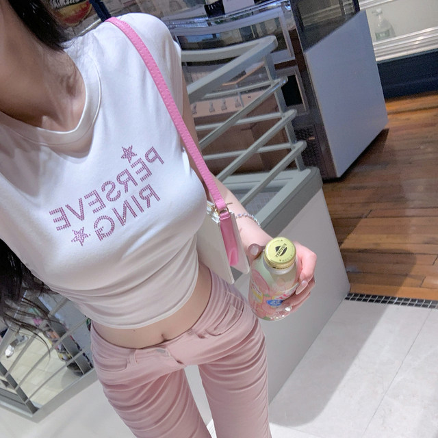 Casual and versatile t-shirt with rhinestone pleats and slim fit