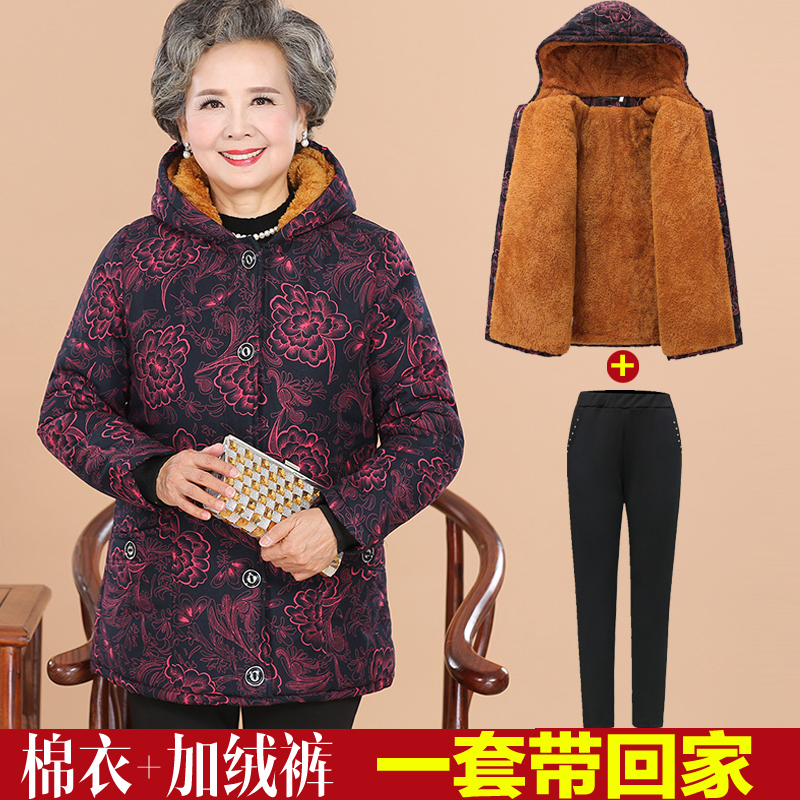 сколько лет маме пальто. мама и дочка в пальто.