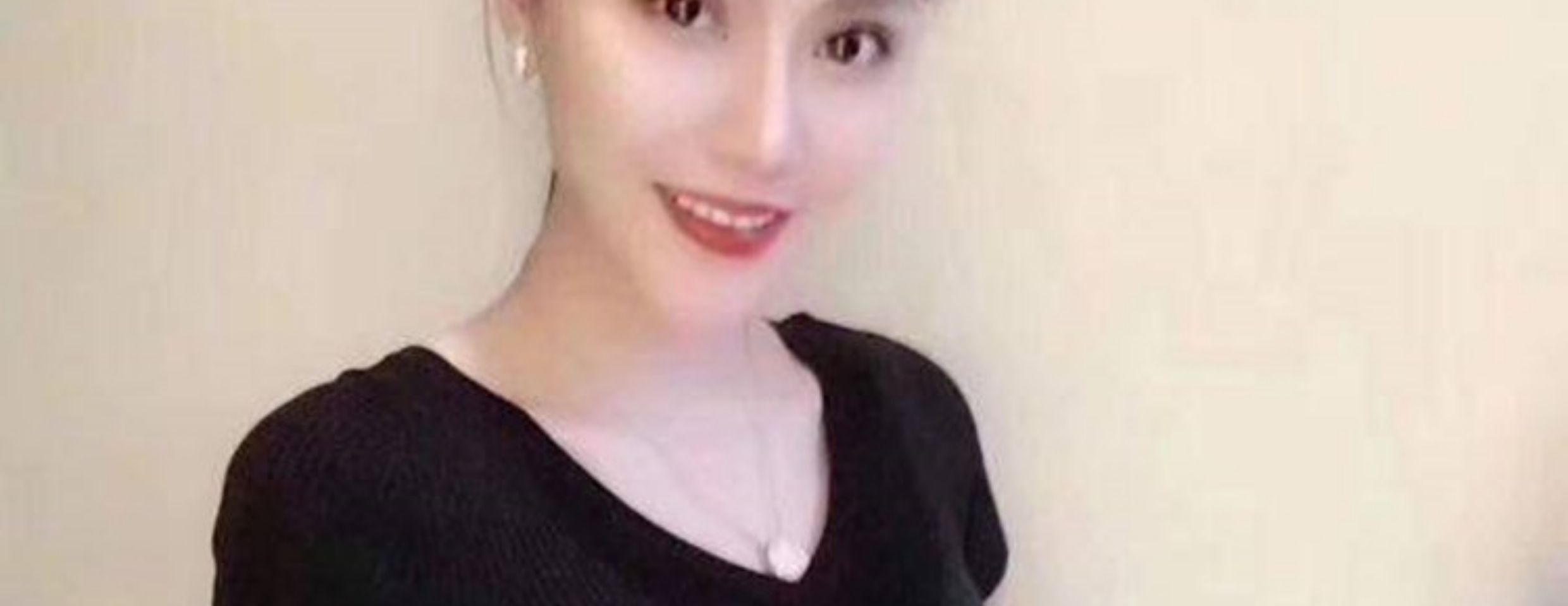 Áo thun nữ cổ chữ V tay ngắn dệt kim lụa mỏng ôm dáng — Màu đen chi tiết 10