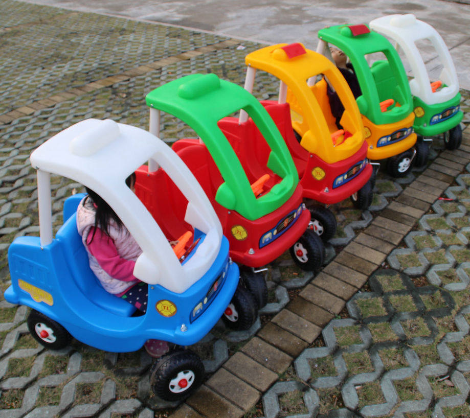 Children's kindergarten Plastic toy princess car Small RV Beetle car Twist car Power-assisted walker