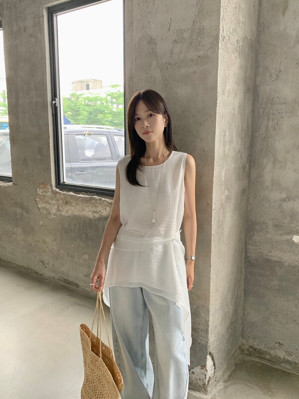Korean-Style Simple Breathable Lightweight Asymmetrical Hem Sleeveless Vest Dress for Women, Perfect for Layering in Summer, Paired with a Silk Scarf
