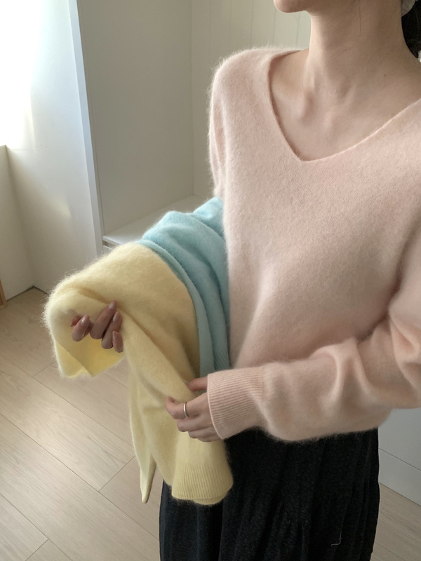 Soft and Fluffy Pink 96.5% Wool Cashmere Knit Sweater for Women, Loose Fit, Slimming, Sweetheart V-Neck, Warm Sweater