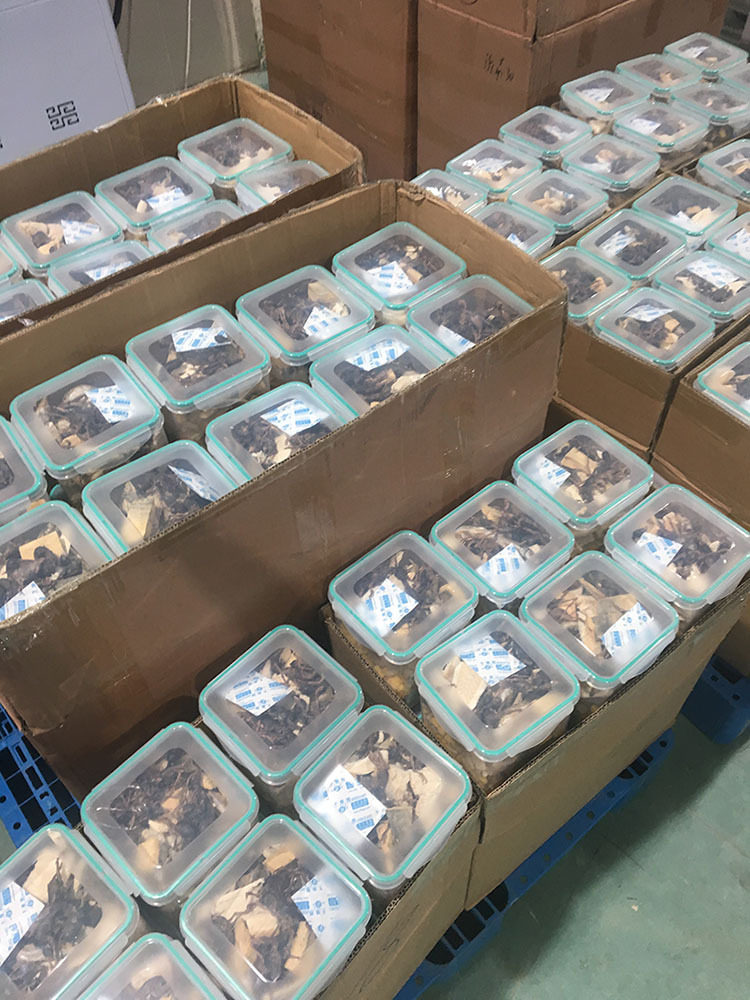 Собака закуски 冻干混合乐扣桶鸡肉丁多春鱼鹌鹑狗猫零食净含500克【十二种】