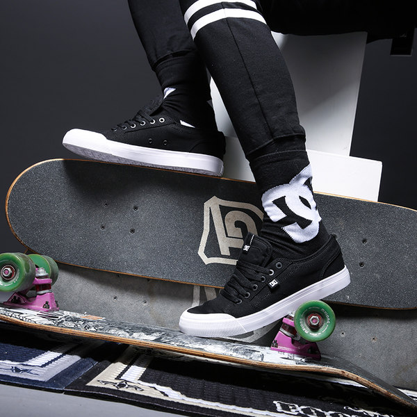 0点开始限1小时 DC x EVAN SMITH 联名款 经典黑白配色滑板鞋 双重优惠折后￥215包邮