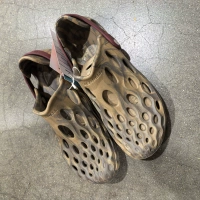 Мужской размер землистого желтого цвета. Рекомендуется заказывать на размер меньше.