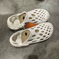 Белая женская модель. Рекомендуется заказывать на размер меньше.