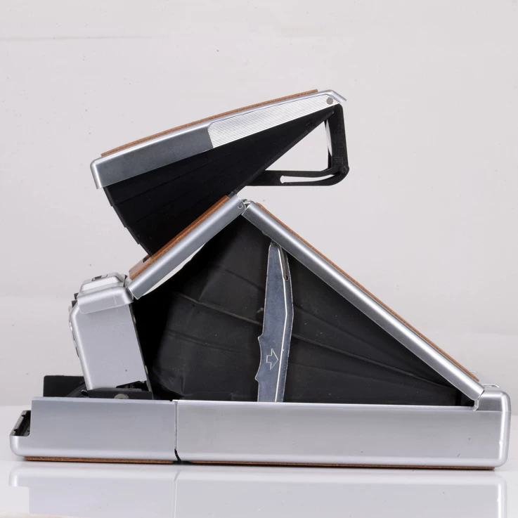 Полі приехал к Полароид SX-70 Alpha1 Love Book Edition чтобы взять изображающую камеру 600 раз