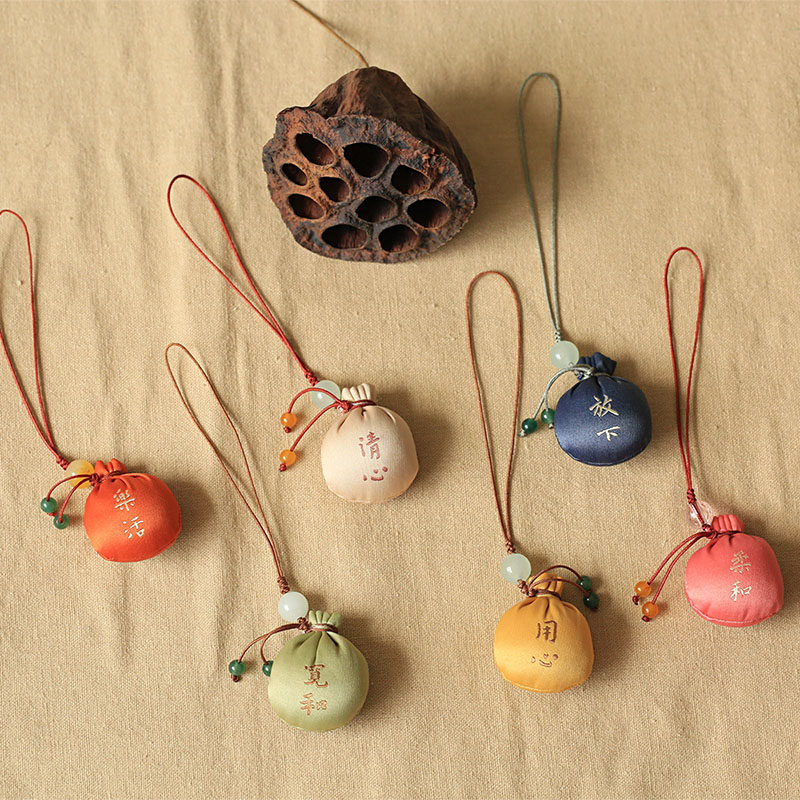 Portable sandalwood mobile phone small pendant small sachet Shanyutang handmade Suzhou embroidery craft retro small gift creative sachet