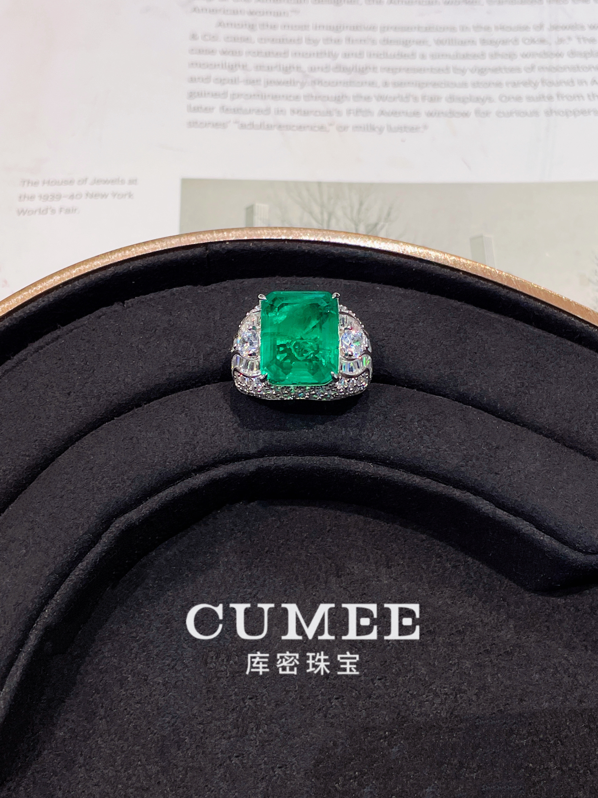 CUMEE 堂々とした大粒コロンビア産カラー合成模造エメラルドリング（男女兼用）。シルバーメッキゴールド