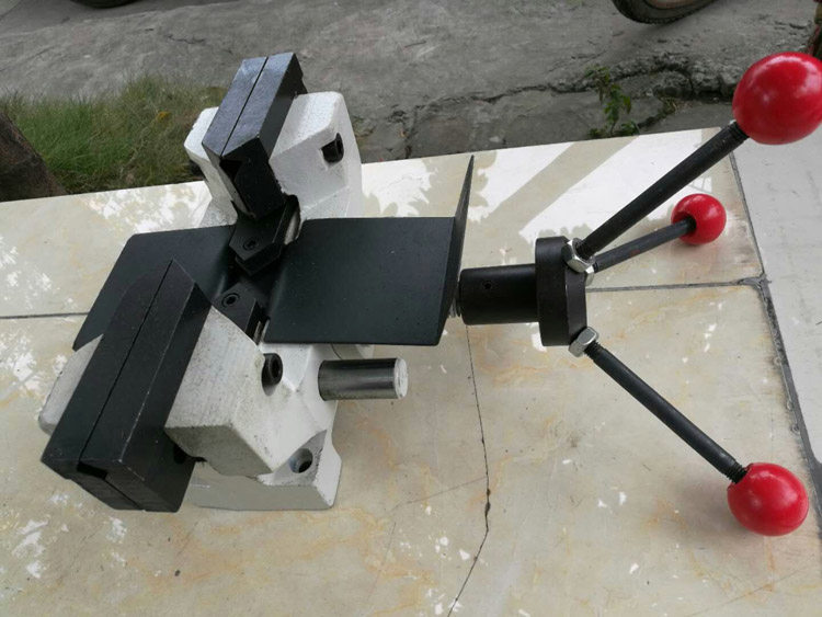 Special clamp assembly for the Jed JD-275B tube-cutting machine