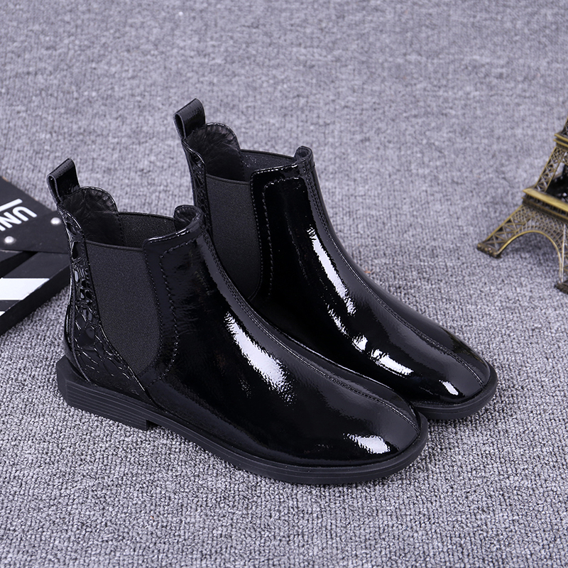 European and American 2022 Winter new women's shoes lacquered leather flat-bottomed short barrel Inlet wind short boots 100 hitch Martin boots