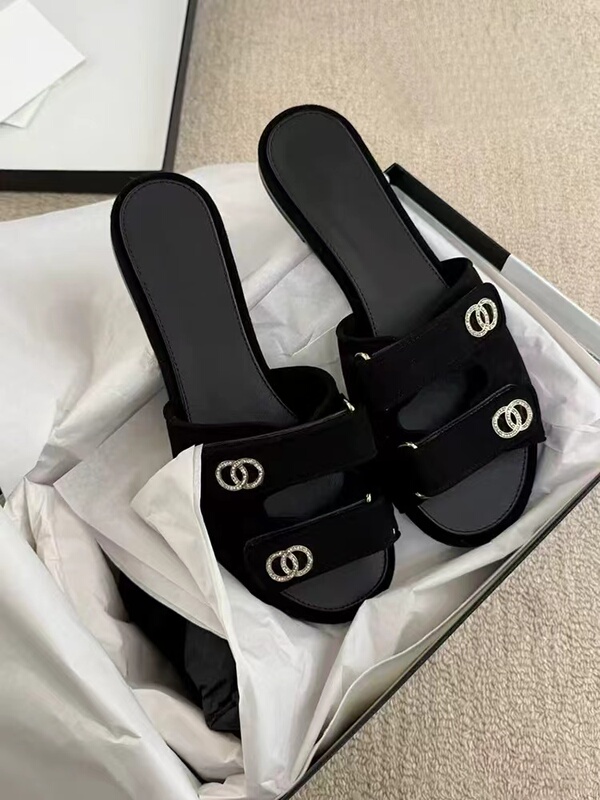 Chanel-Style Slippers~2026 Summer Magic Tape Strap Slippers for Women, Versatile Flat Sandals for Outdoor Wear