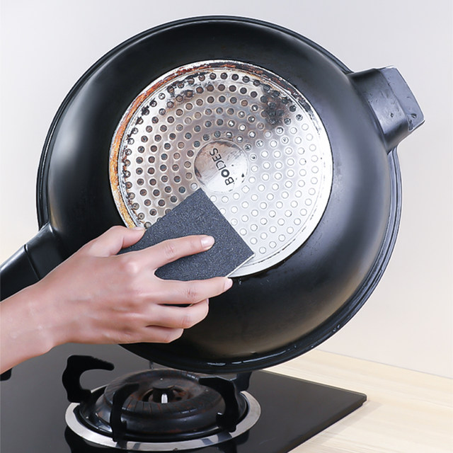 SOWA cleaning sponge wipes remove black dirt from the bottom of the pot