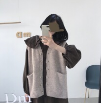 Dumeng early spring new folding concave shape BI preparation ~ Literary button thick needle thick solid color sweater vest top