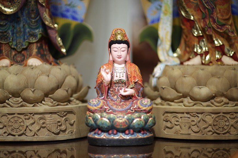 Camphor wood painted Guanyin Buddha statue at home safe Guanyin Bodhisattva sitting statue hand-carved painted size can be customized