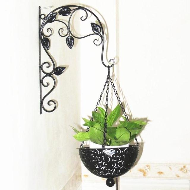 подставка для цветов. кованые подвесные кашпо. кованые подвесные кашпо. дизайнерские подставки для цветов. настенные цветочницы из металла.