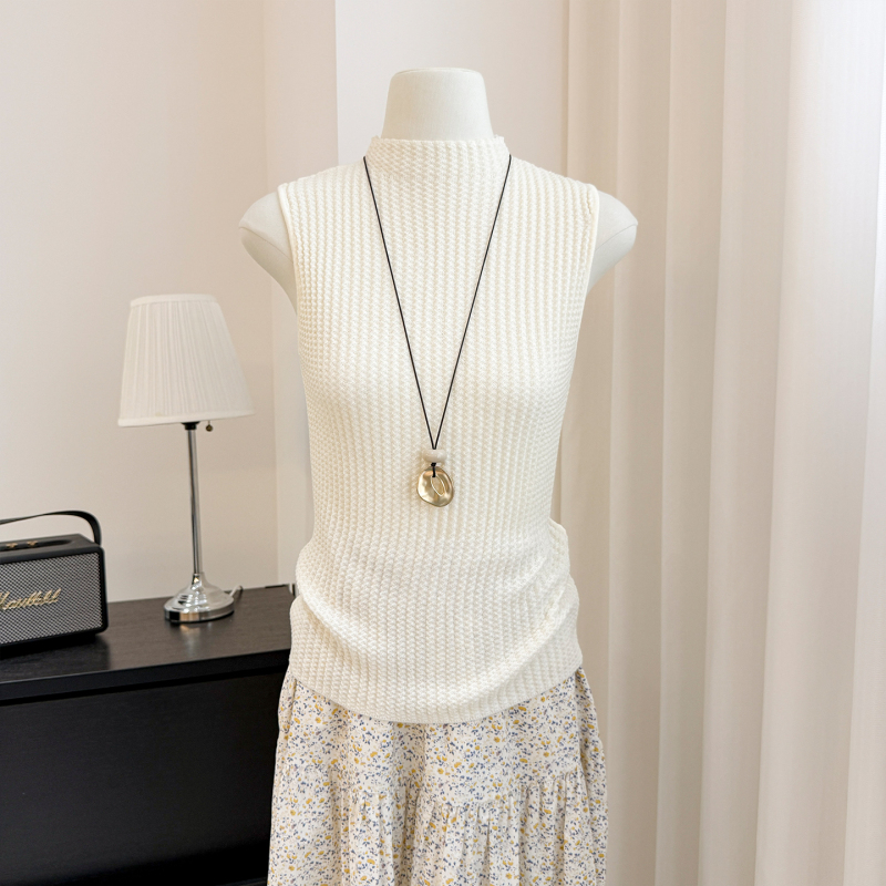 Half-High Collar Knitted Vest for Women, Suitable for Layering or Wearing Alone, 2026 Summer New Design, Slim Fit, Sleeveless Top, Trendy Half-High Collar Knitted Vest for Women, Suitable for Layering or Wearing Alone, 2026 Summer New Design, Slim Fit, Sleeveless Top, Trendy