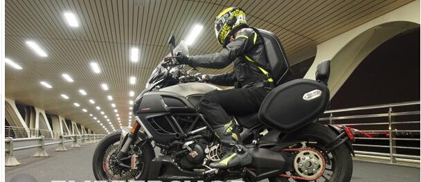 Sợi carbon xe máy cưỡi ba ​​lô đầu máy túi đeo vai cứng vỏ rùa túi nước mưa hiệp sĩ đầy đủ mũ bảo hiểm nam - Xe máy Rider thiết bị găng tay xe máy chống nước