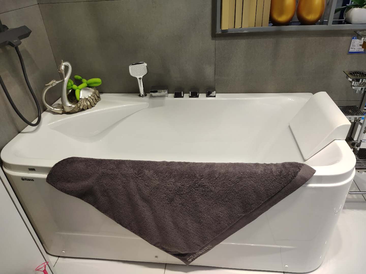 The Euro Luisa hardware bathtub OLS-61119 in a way.