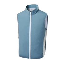 В синей одиночной рубашке нет аксессуаров