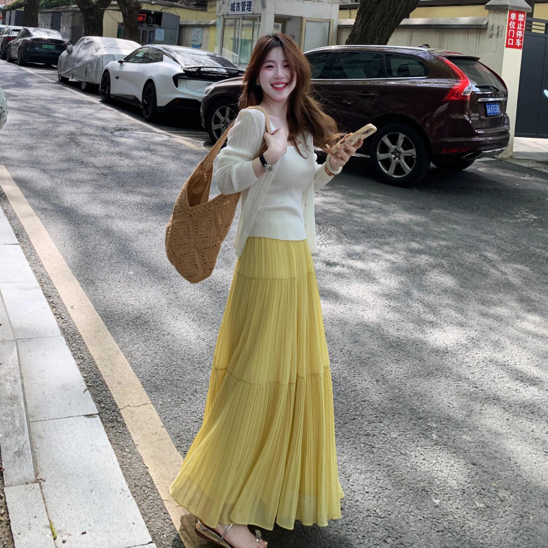 Dopamine! White-Yellow Pleated Skirt for Women, High-Waisted, Slimming, Gentle Style, Draping, Large Hem, A-Line Long Skirt