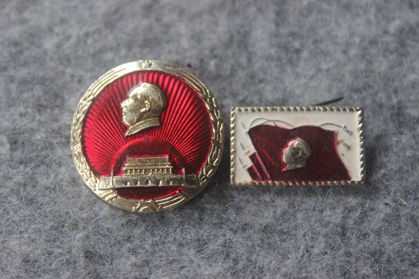 The Cultural Revolution Mao badge Tiananmen grain boundary three red flags shaped chapter pair Tianjin dai dai hong W13 4