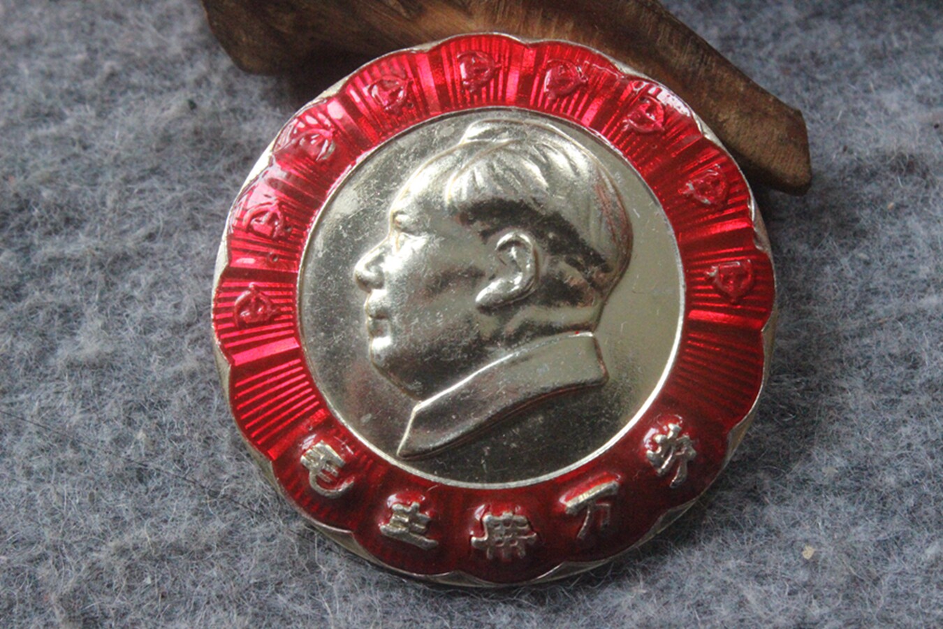 The Cultural Revolution Mao Zedong like the Zhangthick version of the high relief Mao President Long live the nine-party emblem lace 46mm W31 3