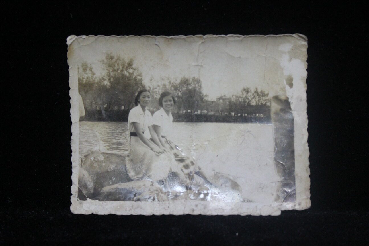 50s Guangzhou Yuexiu Park Beauty Sisters Foreign View Photo Old Photo 121 *91mm YY 1462 