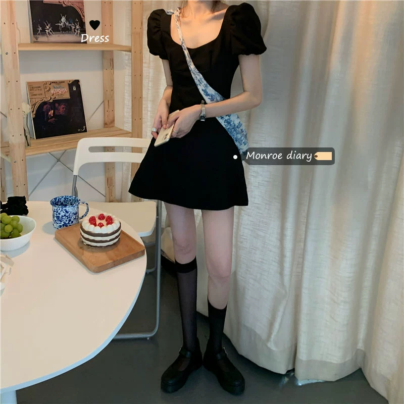 Cổ áo vuông retro váy đen nhỏ 2020 mùa hè mới của phụ nữ Hepburn phong cách ngắn tay áo trễ vai váy cao eo - Váy eo cao