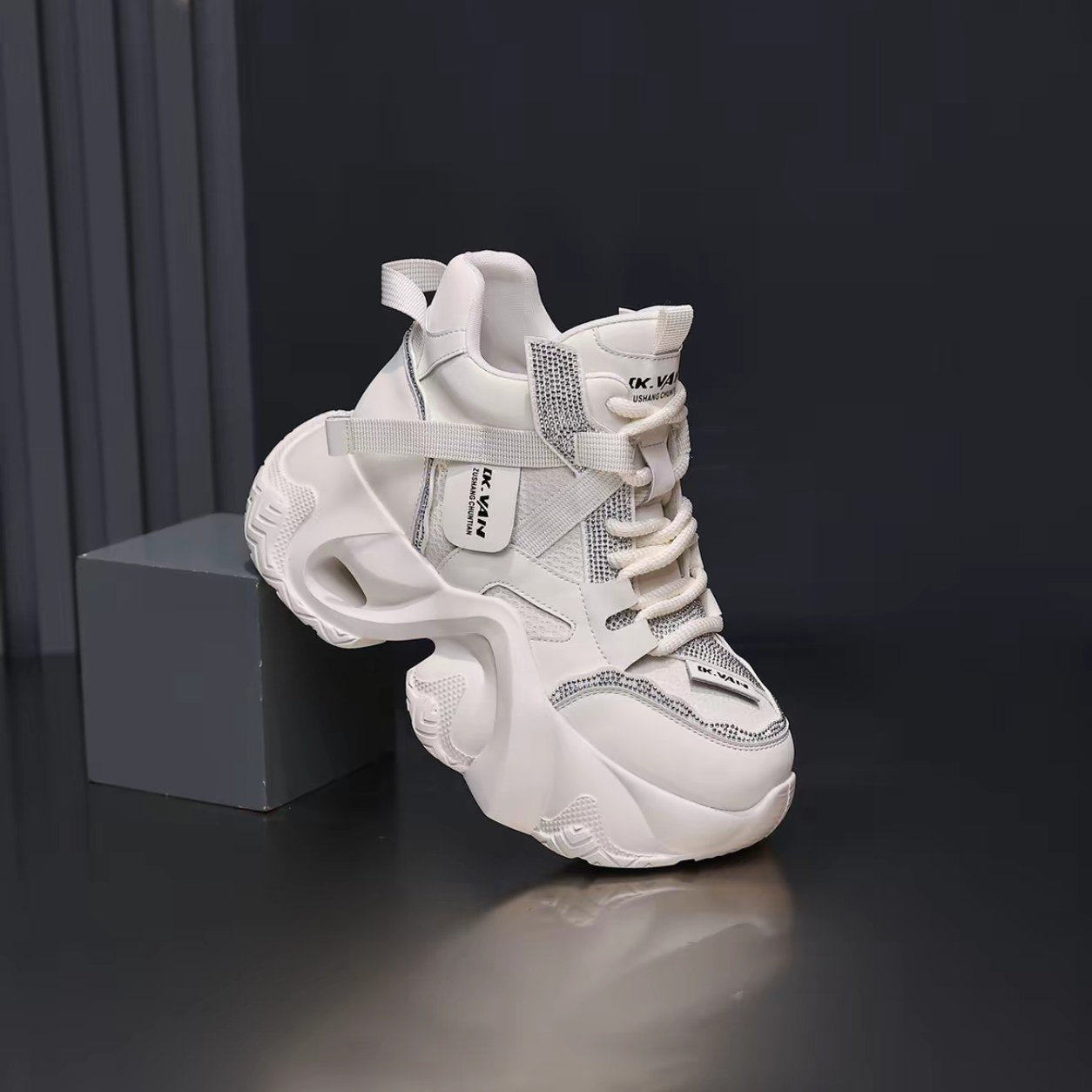 Женская обувь Daddy shoes; новинка 2026 года; сезон весна-осень; универсальные ботинки Martin; белая обувь с высоким берцем для занятий спортом и отдыха на толстой подошве с внутренней стороны.