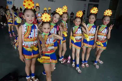 Xiaohe phong cách trang phục trẻ em, bờ sông, trang phục thắt lưng hoa nhỏ, trang phục biểu diễn múa Đại