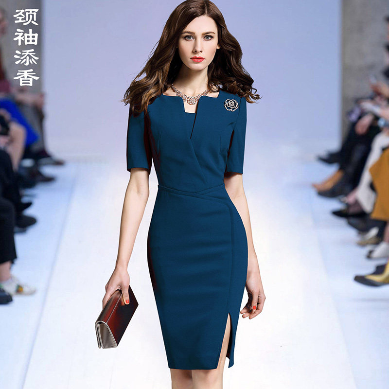 首元と袖に香りがする、春夏のスリムウエストボディコンプロフェッショナルドレス。バックスリットと七分袖が特徴で、女性向けのエレガントなワークウェアドレスです。