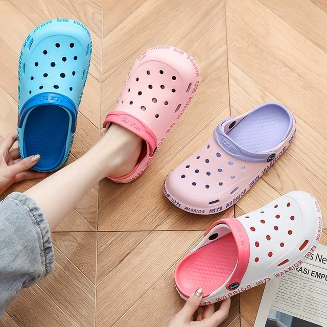 Pull-back Croc Shoes Women's Summer Breathable Couples Beach Sandals Women's Korean Style Non-Slip Baotou Nurse Slippers for Outerwear