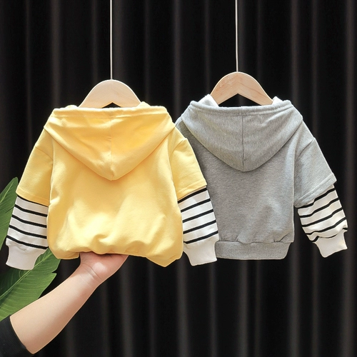 Весенне-осенняя искусственная толстовка с капюшоном из двух частей для мальчиков, новинка 2025 года, новый стиль для младенцев и детей младшего возраста, модные топы в западном стиле в корейском стиле
