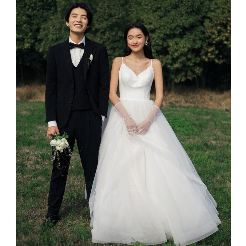 Hanging briefs and briefly wedding dress is about 2023 new white lawn satin dress