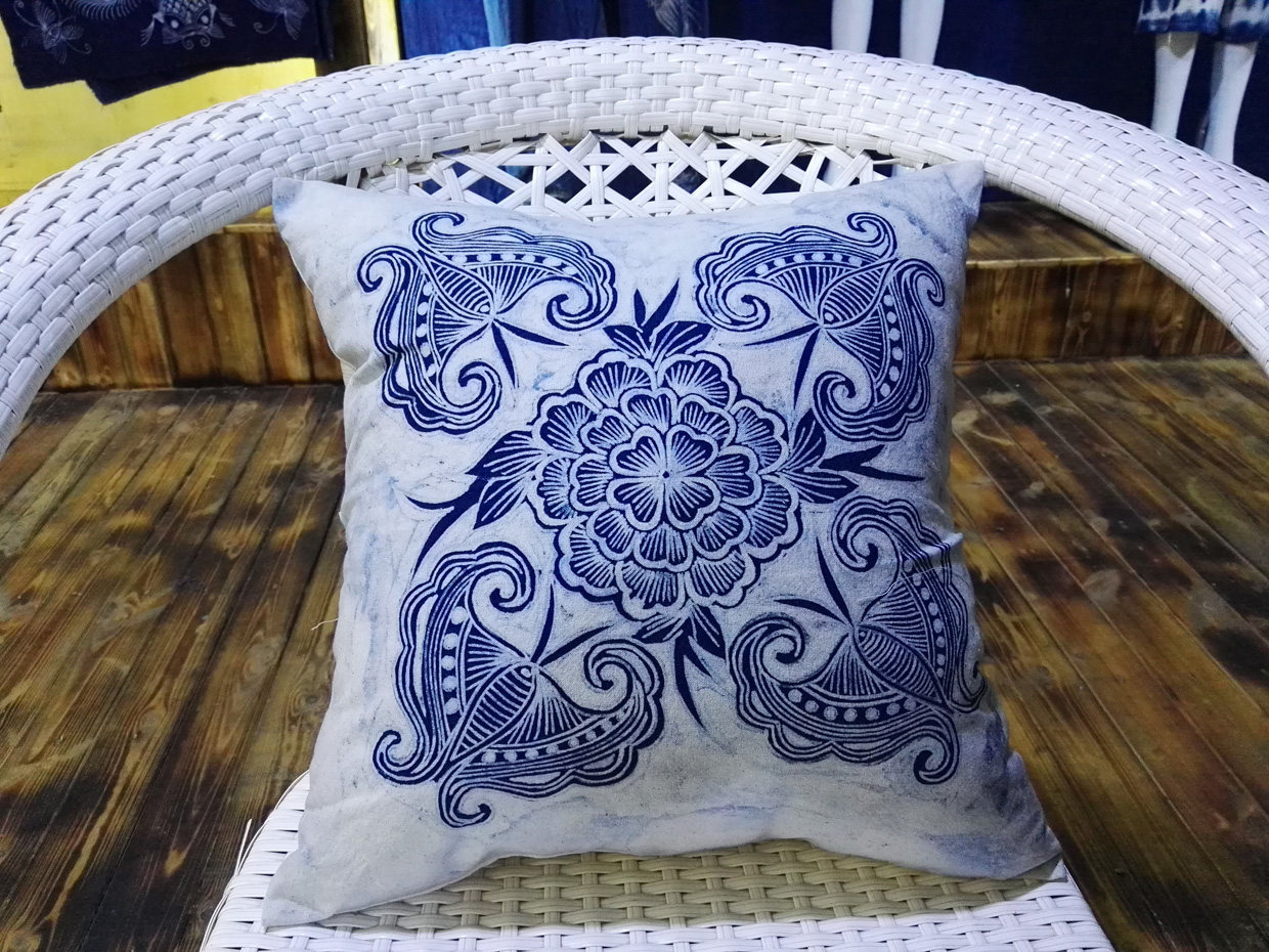 Wax-dyed clasps back cushions leaning on pillows table Flag beds Flag Tea Flag Customized Dining Mat Glass Mat Wax Dyeing Skills Experience training Learning