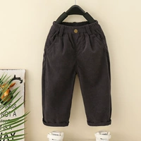 Кожаная этикетка на заднем кармане темно-серого цвета.