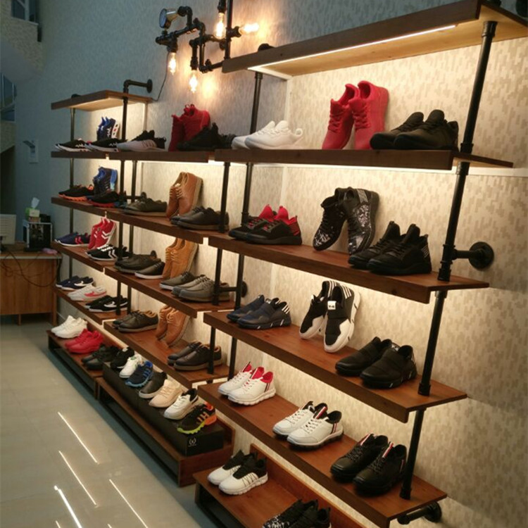 Торговля обувью на рынке. Оптовая торговля обуви. Обувной базар. Женская обувь на рынке. Девушка в магазине обуви.