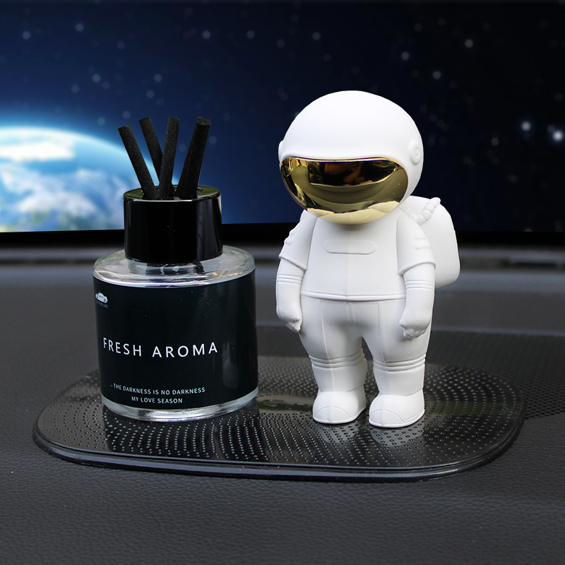 Car perfume astronaut car ornaments center console net red aromatherapy high-end men's trendy car interior decoration supplies