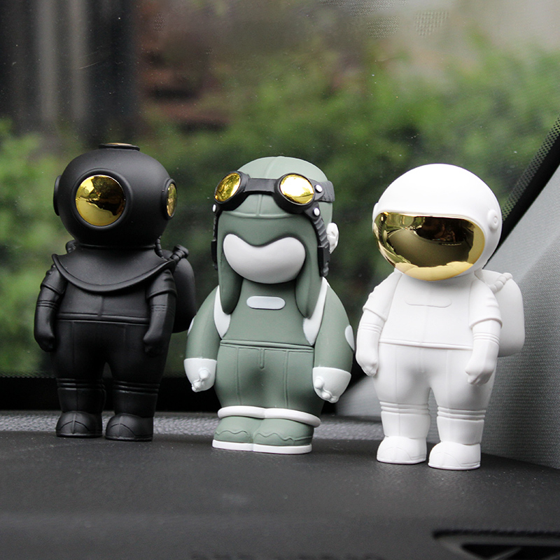 Astronaut car ornaments center console astronaut personality trendy car decoration high-end men's creative car accessories