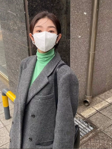 Серая шерстяная одежда, женская осенне-зимняя высококачественная шерстяная одежда 2025 года, новый маленький стиль, корейский стиль, горячий стиль, стиль Хепберн