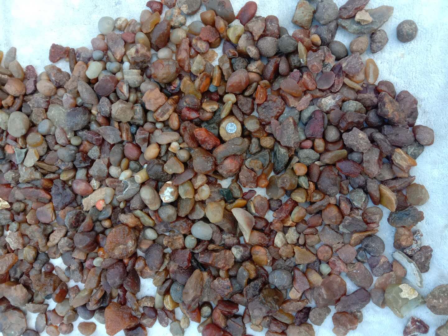 Heilongjiang Shuichong agate fish tank stone 3-10 cm (can be used as a material for decorating walls and floors)