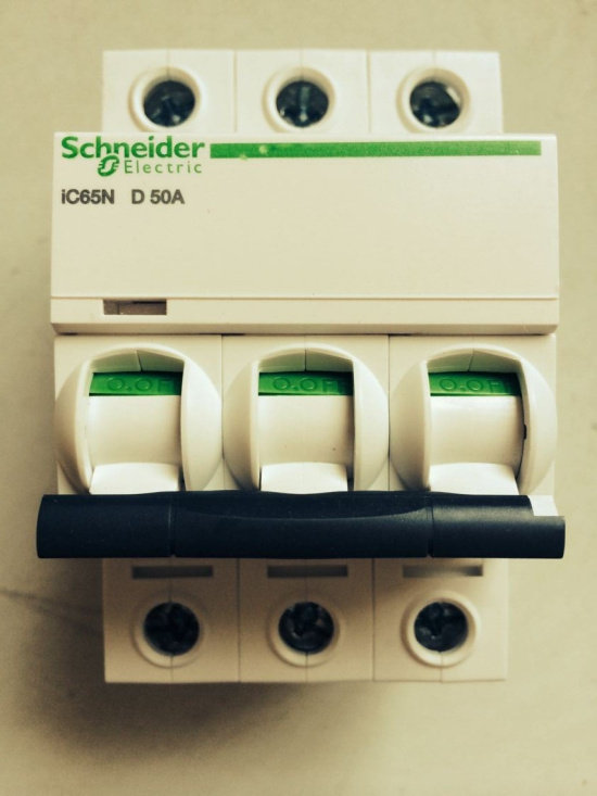 Schneider's brand new original set breaker IC65N 3P D50A A9F19350 Shanghai shipped