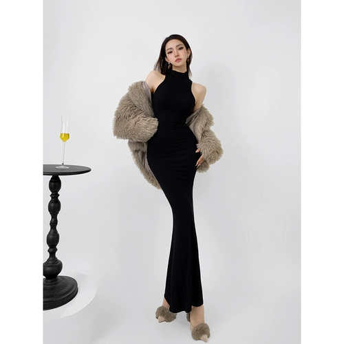 Платье без рукавов, европейский стиль, высокий воротник, с акцентом на бедрах, в обтяжку, по фигуре