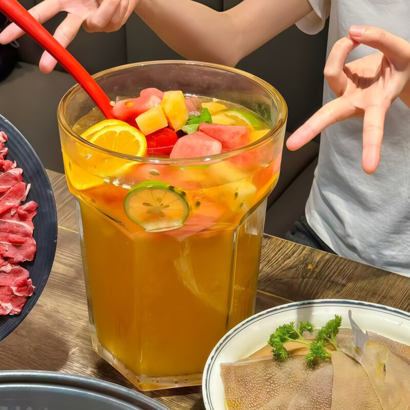 Extra-Large Fruit Tea Giant Cup, Commercial Extra-Large Ton-Ton Bucket, Transparent Glass Cup, a Popular Attraction for Attracting Customers in Restaurants