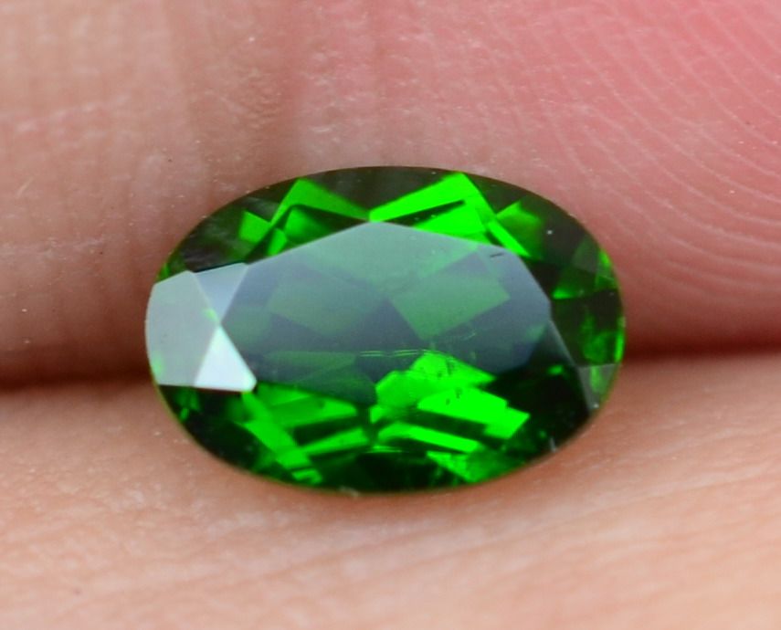 Natural diopside stone surface deep emerald green flawless fire color good 5*7 Special Price