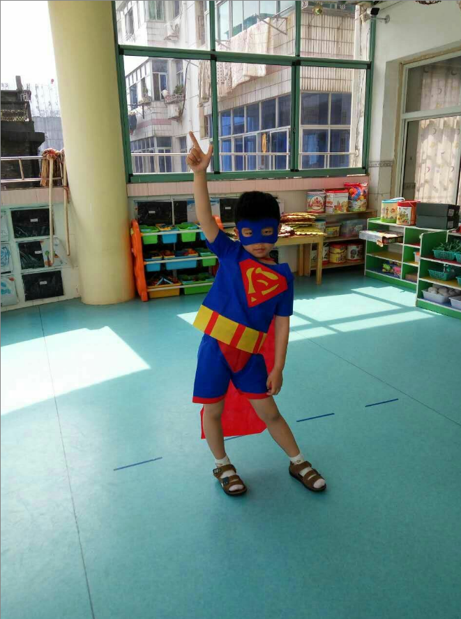 Trẻ em Superman Batman trang phục trai handmade TỰ LÀM thân thiện với môi trường vui vẻ trình diễn thời trang hiển thị trang phục