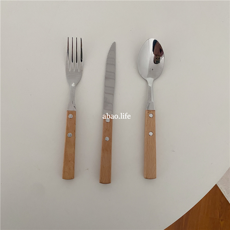 A Bao-Korean style ins with the same simple household wood handle knife, fork and spoon set Stainless steel one-person Western tableware