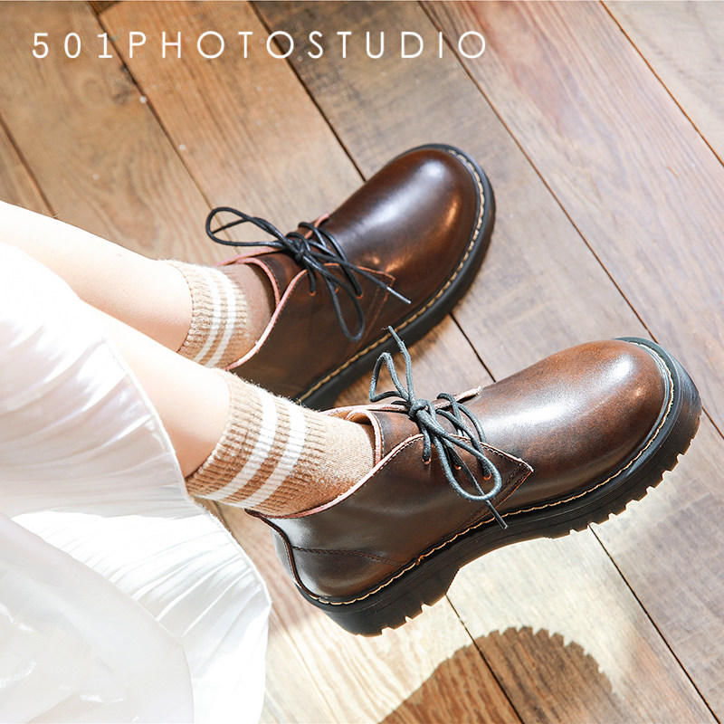 Wenzhou 501 photography, men's and women's shoes, half-length models, small leather shoes, Martin boots, forest wood boards