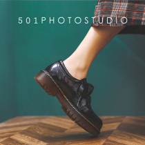 Wenzhou 501 photography Womens shoes foot model shooting photography Leather shoes retro feelings Hong Kong style Spring and summer new scenery